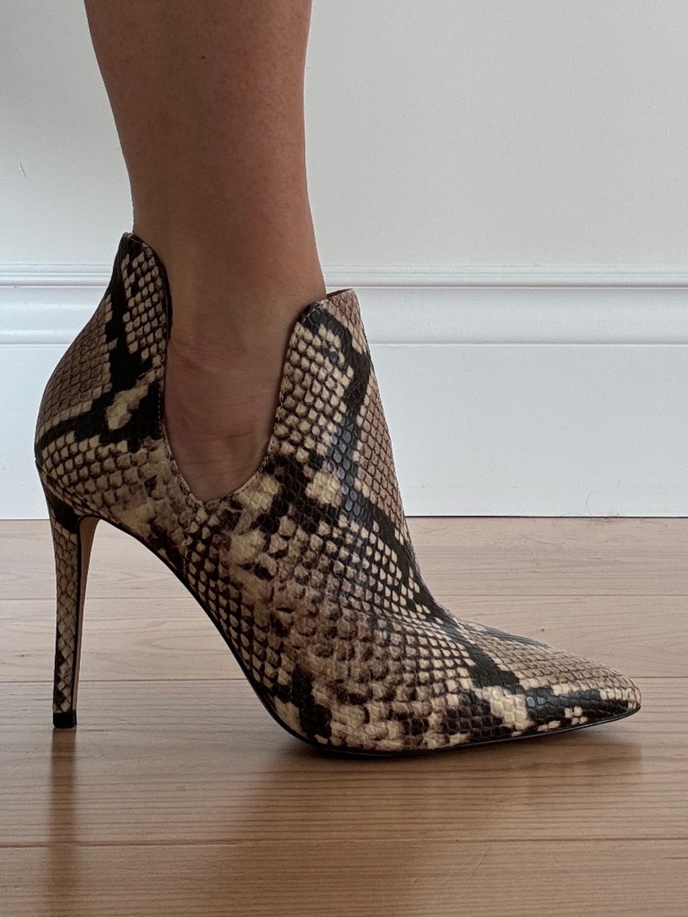 Aldo Snakeskin Print Pointed Toe Cutaway Heels. Size 8.
